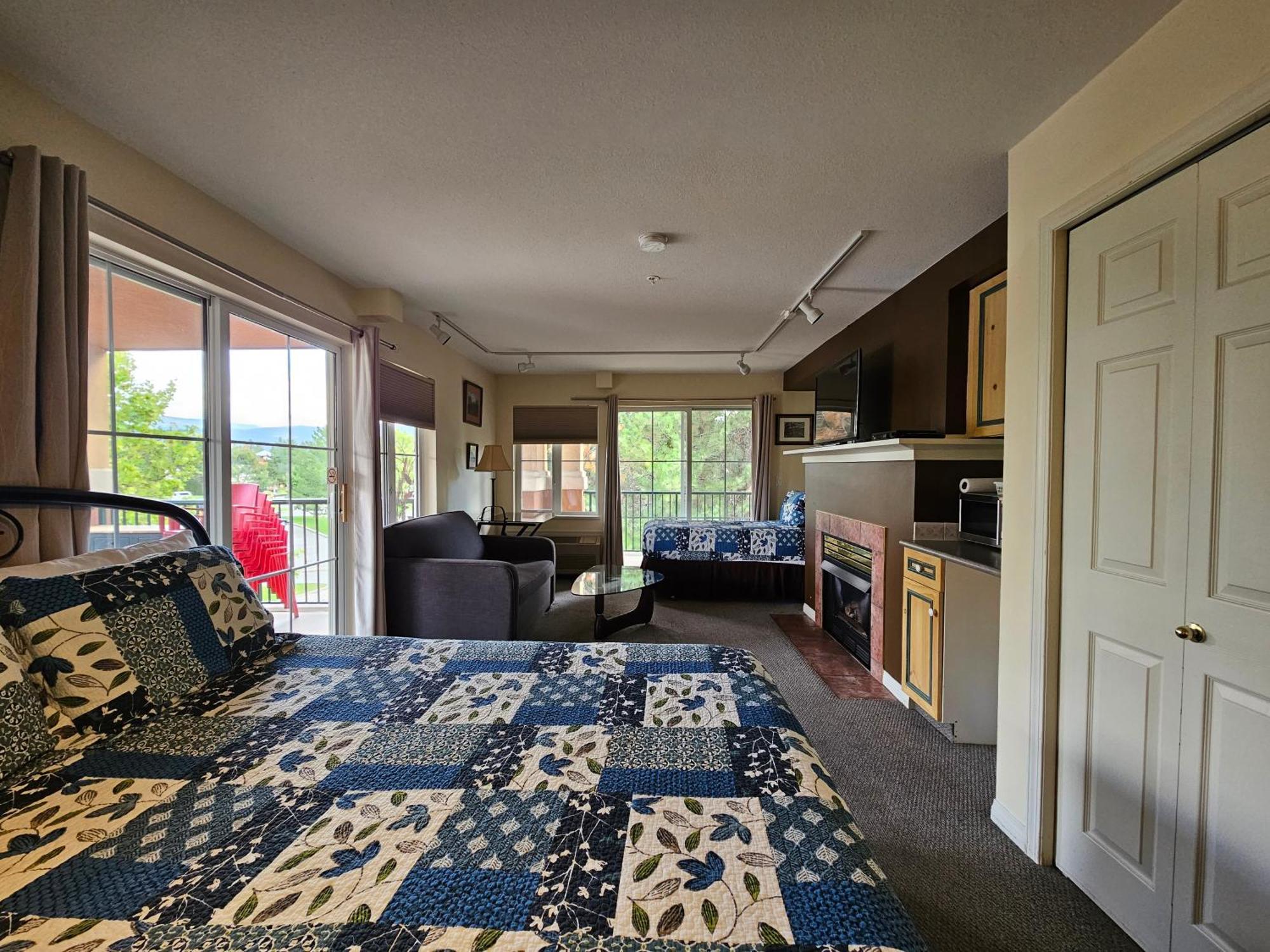 Borgata Lodge Resort Kelowna Eksteriør billede