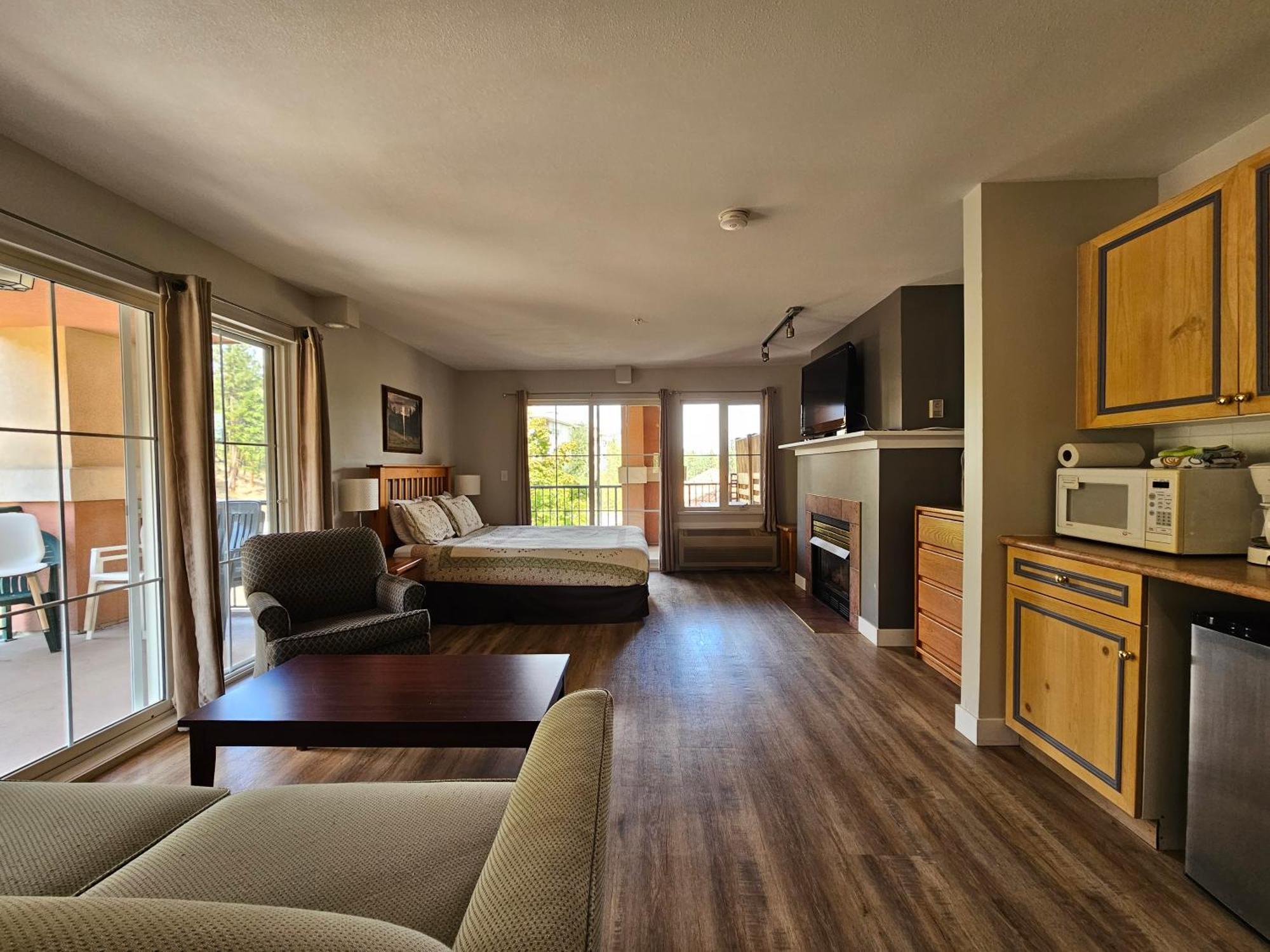Borgata Lodge Resort Kelowna Eksteriør billede